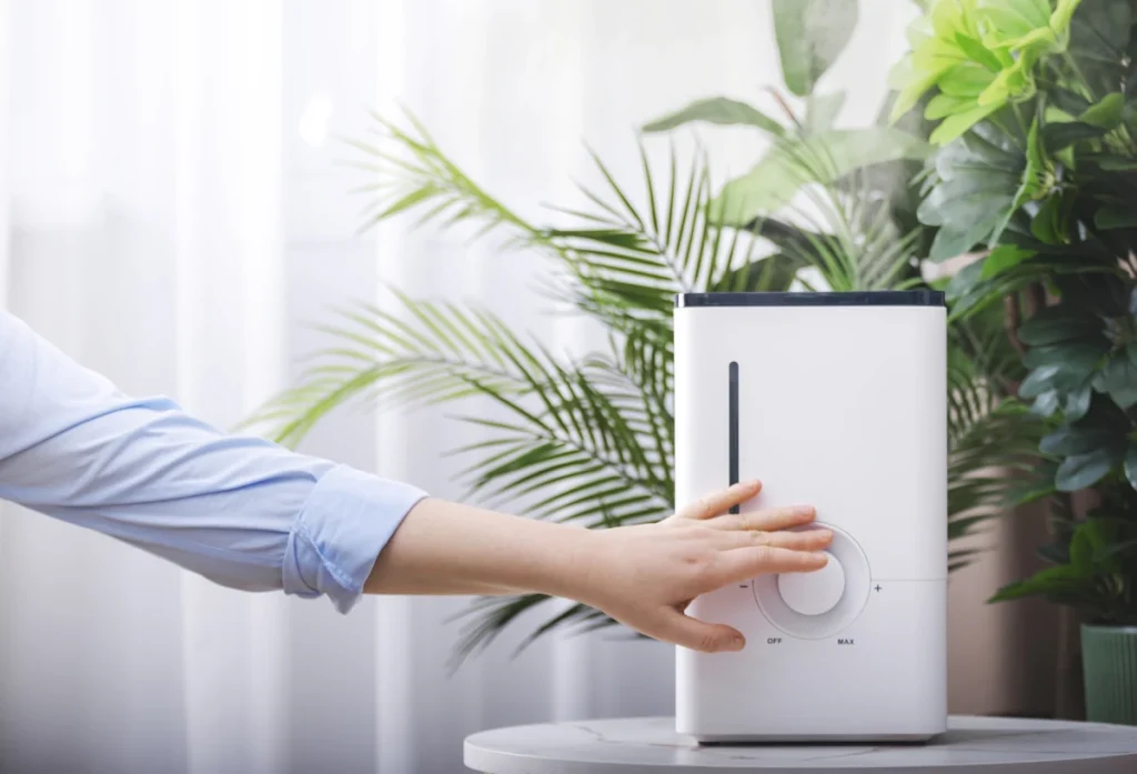 Une femme qui règle un déshumidificateur de maison