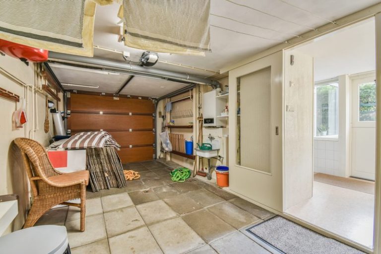 Isoler le plafond d'un garage, la solution la plus efficace pour le budget