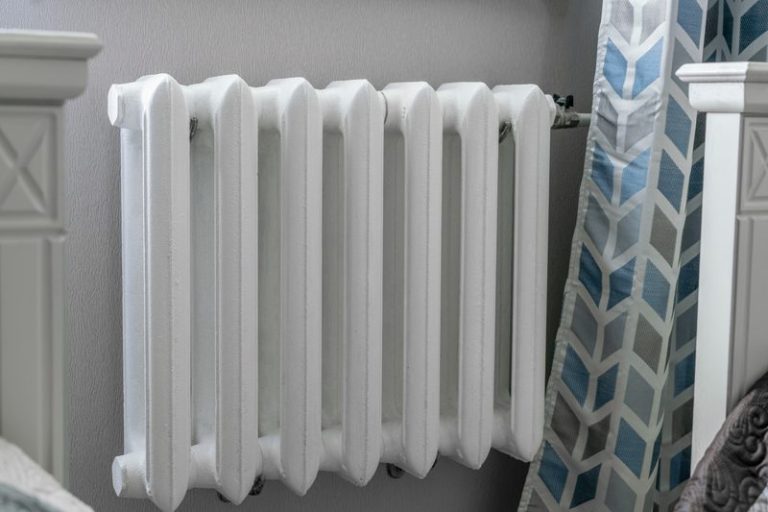 Faut-il poncer un radiateur en fonte avant de le repeindre